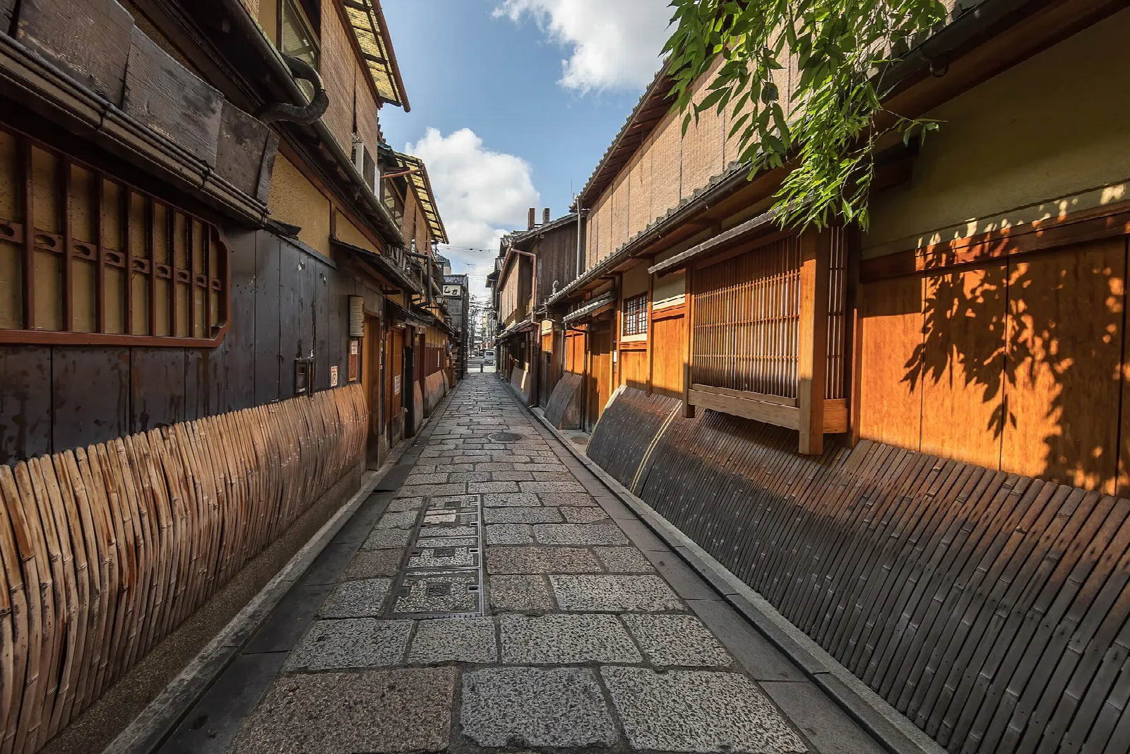İstasyon kazısının yapıldığı açık alanda iksa perdesi ve ankraj uygulaması sürüyor.